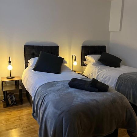 Cozy 1 Bedroom Basement Flat Londen Buitenkant foto