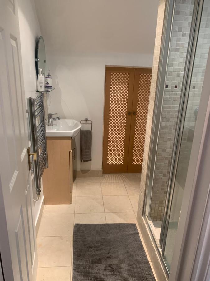 Cozy 1 Bedroom Basement Flat Londen Buitenkant foto