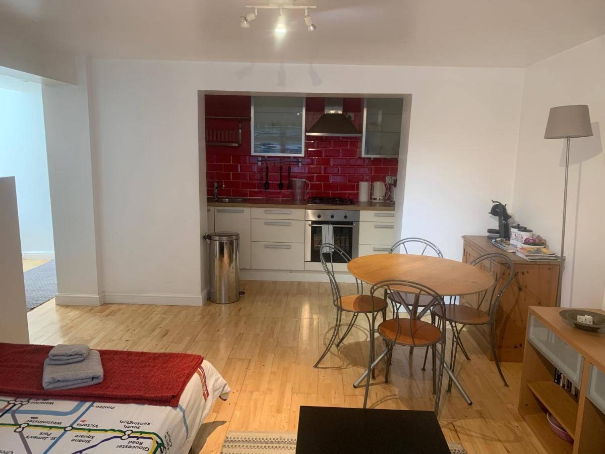 Cozy 1 Bedroom Basement Flat Londen Buitenkant foto