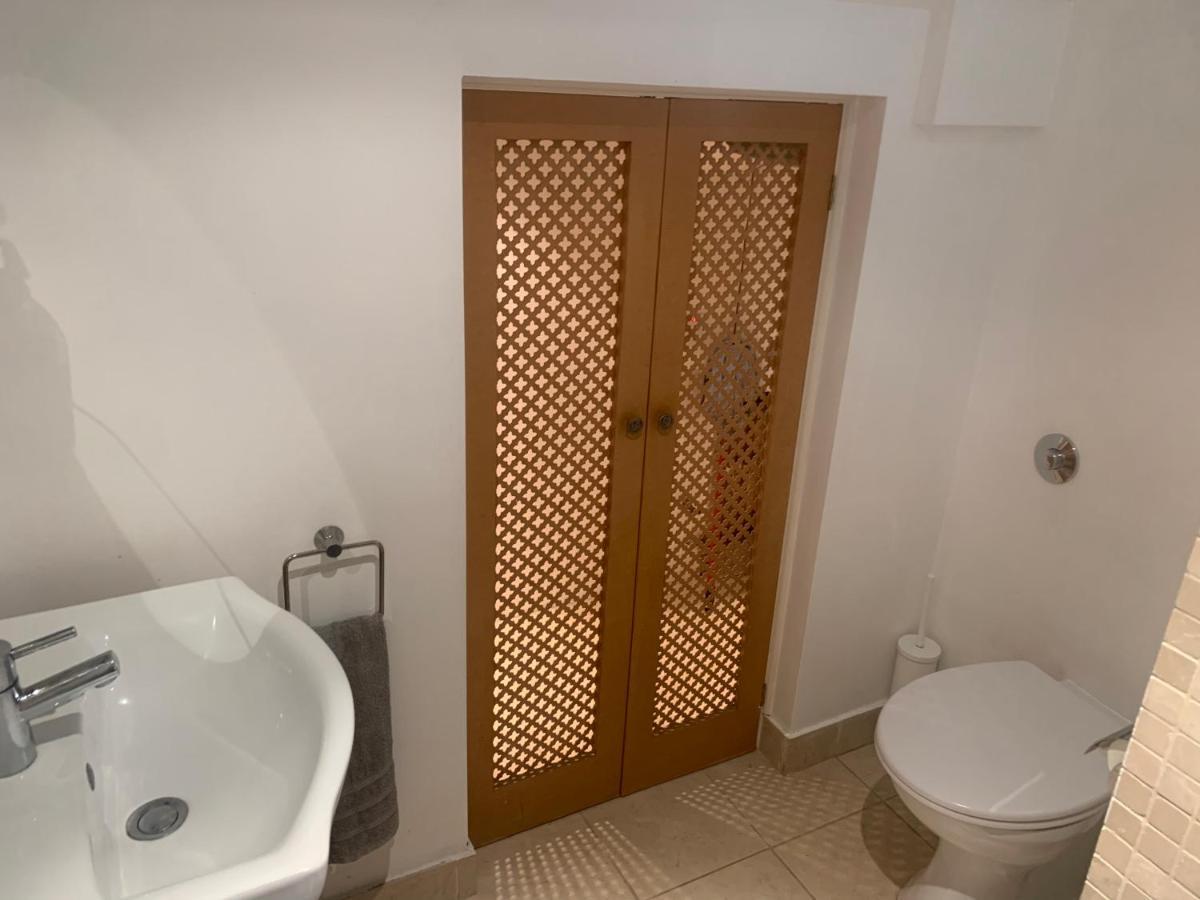 Cozy 1 Bedroom Basement Flat Londen Buitenkant foto